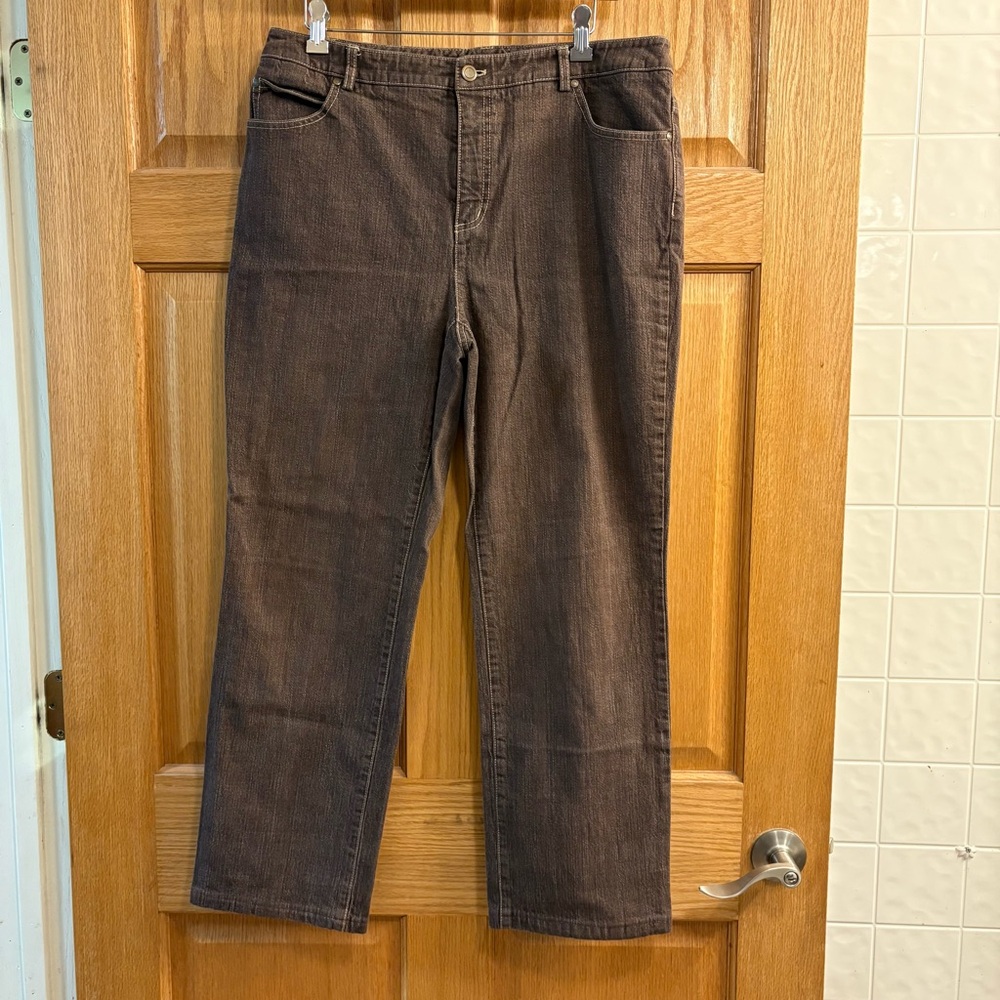 Ellen Tracy High Rise Straight Leg Jeans in Brown. Size 12. EUC